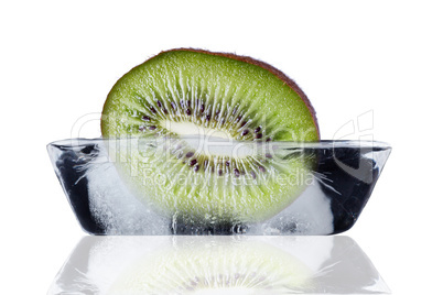 Kiwi im Eisblock