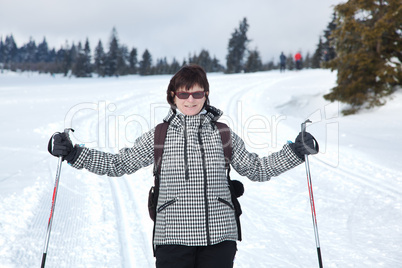 Frau beim Schilanglauf