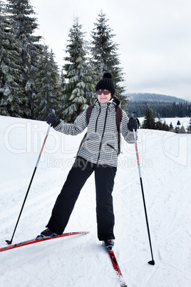 Frau beim Schilanglauf