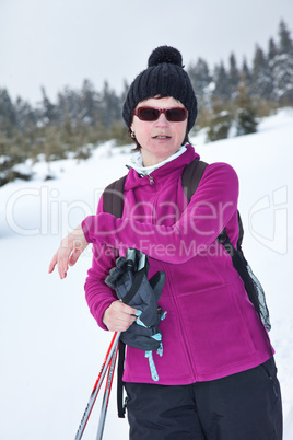 Frau beim Schilanglauf