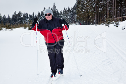 Mann beim Schilanglauf