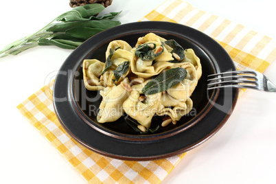 Rucola-Ricotta Tortellini mit frischer Salbeibutter