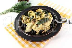Rucola-Ricotta Tortellini mit frischer Salbeibutter