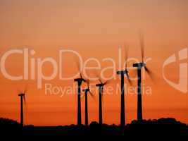 Windkraftanlagen im Abendlicht