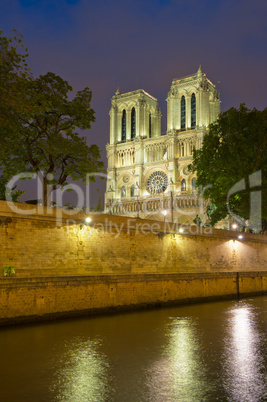 Notre Dame de Paris at night