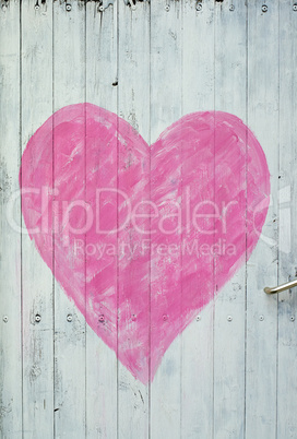 Holztür mit rosafarbenem Herz