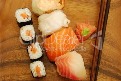Nigiri/Maki sushi meal (salmon, swordfish, shrimp, octupus)