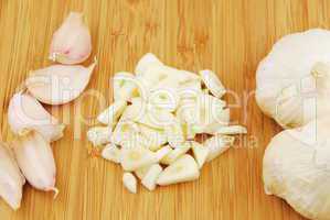 Garlic preparation ways on a cutting board
