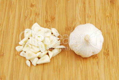 Garlic preparation ways on a cutting board