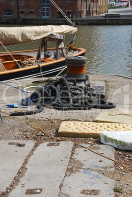 Bollard and mooring ropes