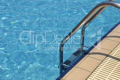 Swimming pool ladder