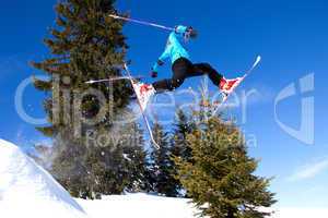 Skifahrer im Sprung