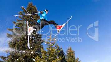 Skifahrer im Sprung