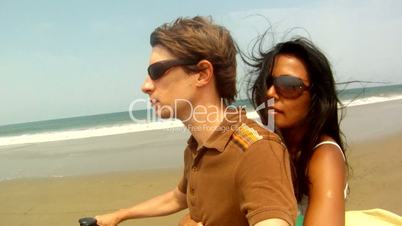 Paar auf Motorrad am Strand