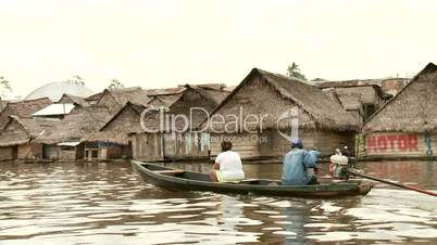 Boot auf Amazonas vor Dorf