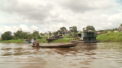 Boot auf Amazonas vor Dorf