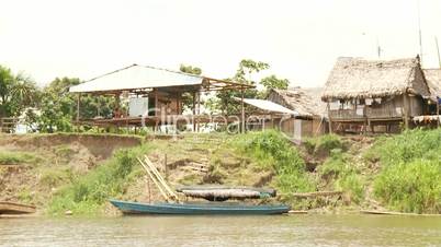 Dorf am Amazonasufer, Peru