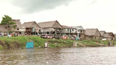 Boot auf Amazonas vor Dorf