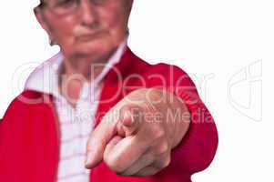 Rentnerin zeigt mit dem Finger