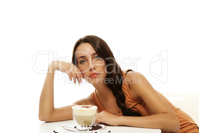 schöne frau lehnt sich über cappuccino kaffee