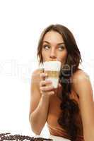 schöne frau trinkt latte macchiato kaffee und schaut zur seite