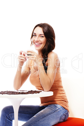 fröhliche frau sitzt an einem tisch mit espresso kaffee