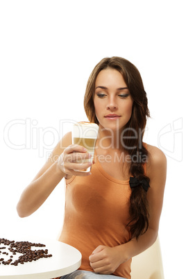 junge frau schaut auf das glas latte macchiato kaffee in ihrer hand