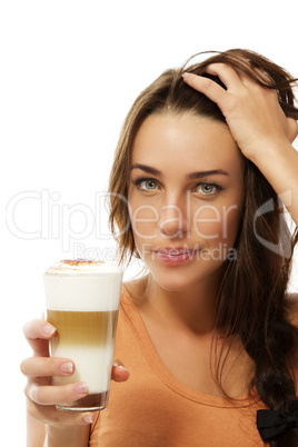 junge frau mit latte macchiato kaffee hält ihre haare