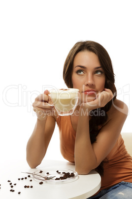 träumende junge frau mit einer tasse cappuccino kaffee