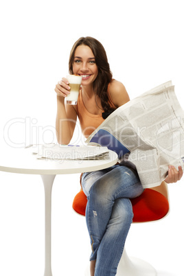 glückliche junge frau mit einer zeitung und einem glas latte macchiato kaffee