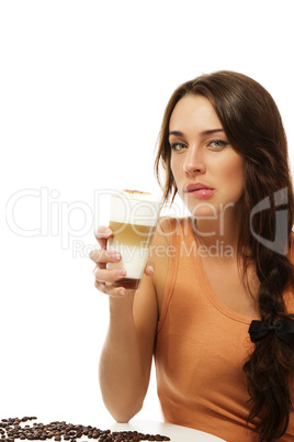 schöne frau mit einem glas latte macchiato beisst auf ihre lippe
