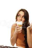 junge frau trinkt latte macchiato kaffee und schaut nach oben
