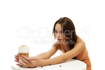 junge frau schaut auf das glas latte macchiato kaffee auf der anderen seite des tischs