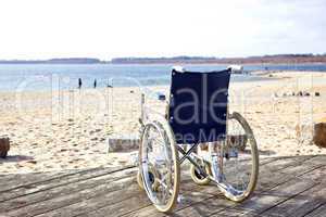 Rollstuhl steht allein am Strand