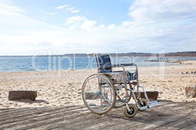 Rollstuhl steht allein am Strand