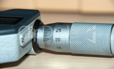 Detailansicht des Stellrades einer Mikrometerschraube