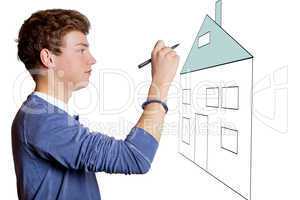 Junger Mann zeichnet Haus an der Wandtafel