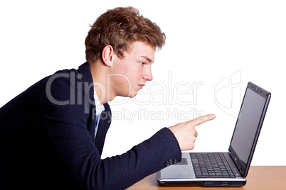 Junger Mann zeigt mit Finger auf Laptop