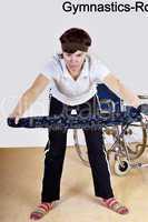 Frau mit Rollstuhl bei der Gymnastik