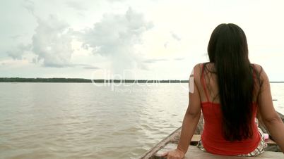 Latina auf Boot im Amazonas