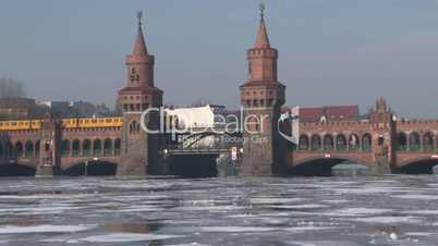 Berlin Oberbaumbrücke gefrorene Spree