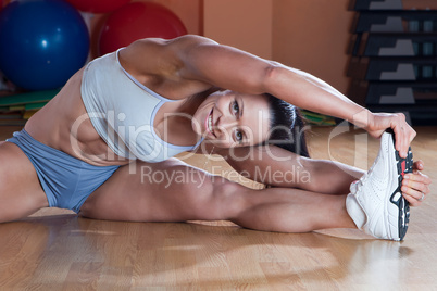 Athletic trainer shows examples of exercises in the gym