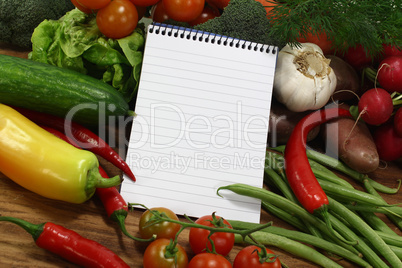 Einkaufszettel mit frischem Gemüse