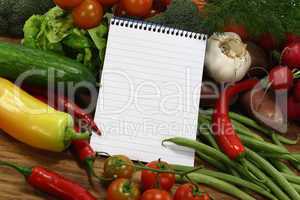 Einkaufszettel mit frischem Gemüse