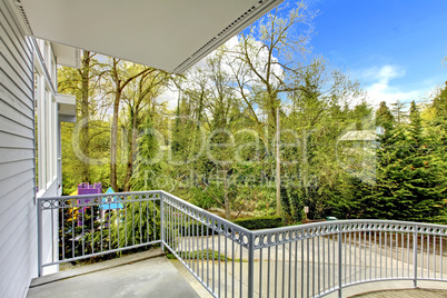 Front balcony house exterir with driveway view.