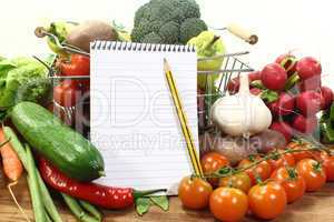 Einkaufszettel mit Korb und frischem Gemüse