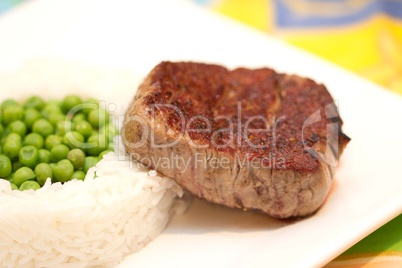Steak mit Erbsen-Reis-Beilage Steak mit Erbsen-Reis-Beilage