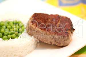 Steak mit Erbsen-Reis-Beilage