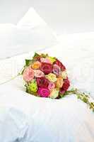 Brautstrauß auf einem Bett Bridal Bouquet on a bed