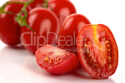 Frische Roma Tomaten geschnitten vor weißem Hintergrund